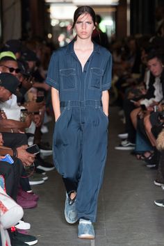 Blue Jumpsuits Outfit, Jumpsuit Outfit, Spring Summer Trends, Clothing Details, Work Wear Women, Fashion Show Collection, Casual Street Style, Knit Fashion, Denim Outfit