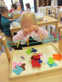 unsere Kids lieben Wäscheklammern, diese tolle Idee brauch ich unbedingt! Funky Fingers, Maluchy Montessori, Preschool Fine Motor, Motor Skills Activities, Fine Motor Skills Activities, Aktivitas Montessori, Skills Activities, Montessori Toddler, Montessori Materials