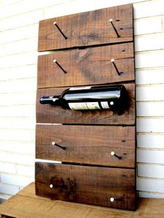 ¡Buenos días! Como os contaba en la última publicación este verano me embarqué en la aventura de ver qué podía hacer con palets. Así qu... Rustic Wine Racks, Wood Wine Racks, Home Bar Designs, Wine Glass Rack, Wine Display, Wine Rack Wall, Diy Wine Rack, Wine Holder