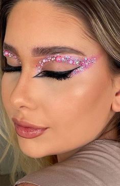 Edc Makeup, Pearl Makeup, 2022 Makeup, Brazilian Carnival, Bold Eyeshadow, Summer Makeup Trends, Concert Makeup, Vibrant Makeup