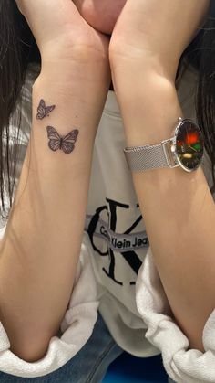 маленькая татуировка бабочки Hand Small Tattoo, Mini Butterfly Tattoo, Small Tattoo Placement Ideas, Designing Tattoos, Small Tattoos Ideas, Wrist Tattoos Girls, Butterfly Tattoos On Arm, Minimalist Butterfly, Tattoo Placement Ideas