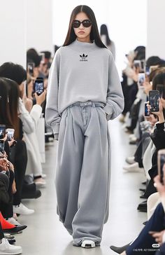 Adidas Fits, Grey Outfits, Baggy Outfits, Street Dress, Adidas Fashion, Grey Outfit, Sport Chic, Wearing Clothes