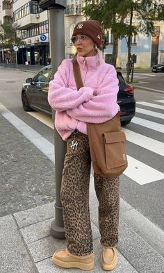 Cheetah Print Outfits, Look Boho Chic, Classy Winter Outfits, Skandinavian Fashion, Mode Boho, Legging Outfits, Print Pants, Mode Inspo, Tshirt Outfits