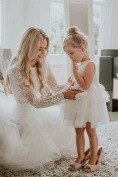 Unique Flower Girl Dresses, Wedding Photography Bridal Party, Wedding Photography Checklist, Wedding Portrait Poses, Yacht Club Wedding, Creative Wedding Photo, Wedding Picture Poses, Wedding Photography Bride, Wedding Photography Tips