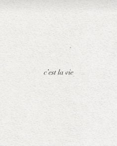 the word est lu vie written in black ink on white paper