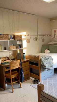 Illinois State University Dorms, Dorm Closet Aesthetic, Uvic Dorm, Brown Dorm Room, Triple Dorm Room Ideas, Ucsd Dorm, Ucf Dorm, Aesthetic College Dorm, Dorm Planning