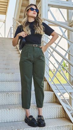 Stylish Work Attire Summer, Green Pants Outfit Women, Summer Office Outfits Work Chic, Interview Outfit Women Summer, Green Pants Outfit Work, Bank Teller Outfit, Simple Office Outfit, Easy Chic