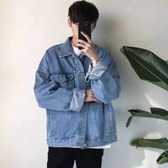 Oversized Denim Jacket – The Men's Outfits Light Blue Jacket, 90s Fashion Men, Denim Jacket Outfit, Lapel Jacket, Oversized Denim Jacket, Jacket Outfit, Safari Style, Japanese Men, Denim Jacket Men