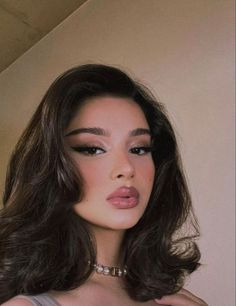 Short Hair Color Ideas For Pale Skin, Prom Makeup Cat Eye, Makeup For Dark Brown Eyes Brunettes, Princess Make Up Looks, Graduation Makeup Green Eyes, Makeup Looks Vintage, Birthday Makeup Glam Smokey Eye, Old Hollywood Prom Makeup, Majestic Makeup Looks