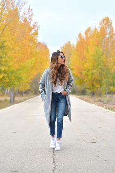 Jeans Outfit Winter, Jeans Outfit Fall, Jeans Outfit Summer, Outfit Jeans, Fall Winter Outfits, White Sneakers, Jean Outfits, Autumn Winter Fashion