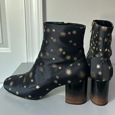 Stunning Ankle Boots Like New Condition (Tried On Once) Very Lightweight, Great For The Summer/Fall Seasons. Us 9/Eu 40/ Uk 7 Leather On The Inside, Fabric On The Outside Color - Very Dark Blue, But Looks Black Made In Portugal Absolutely Stunning And Unique Boots With Gold Embroidered Stars. I Normally Wear Size 9.5 (40 Eu), So It’s A Bit Small For Me. It Will Be Perfect For Somebody With A Size 9. Maybe Even 8,5 If Wearing A Ticker Sock. Painted Leather Boots, Paul Smith Shoes, Paul Smith Women, Unique Boots, Embroidered Stars, Star Boots, Ideal Wardrobe, Looks Black, Painting Leather