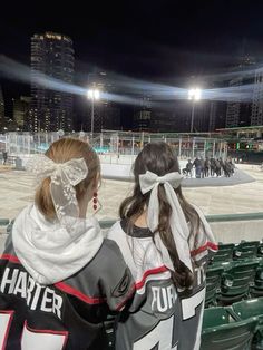 Hockey Gf Outfit, Ice Hockey Aesthetic Girl, Hockey Girlfriend Aesthetic, Hockey Girlfriend Outfits, Hockey Girl Aesthetic, Female Ice Hockey, Hockey Game Aesthetic, Mello Aesthetic, Hockey Players Girlfriend