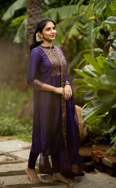 Saree Frocks, Lining Kurti, Suit Pic, Cotton Silk Dress, Churidar Designs, Simple Kurta Designs, Kurti Patterns, Designer Kurti Patterns, Kurti Designs Latest