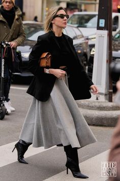 Paris Fashion Week Autumn/Winter 2024 Street Style Winter Paris Outfits, Paris Fashion Week Outfits, Lady Like Style, 2024 Street Style, Paris Street Style Fall, Japan Fashion Street, Autumn Winter 2024, Paris Fashion Week Street Style