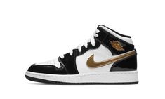 The grade school release of the Air Jordan 1 Mid is outfitted in a clean white, black, and gold color scheme.  A white leather upper is given premium accents like black patent leather overlays, and a glossy gold Swoosh.  Shiny gold hits also accentuate the Jumpman logo on each tongue and the Wings logo on each ankle. Gold Shoes Outfit, Black And Gold Jordans, Gold Nike Shoes, Black And White Jordans, Black And Gold Sneakers, Black And Gold Outfit, Black And Gold Shoes, Air Jordan 1 Mid Black, Jordan 1 Black