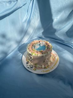 Small round tan cake with swans in the middle over blue frosting that looks like a pond, flowers and leaves and two cats with a happy 3rd anniversary written message Cake Ganache, Cats And Flowers, Vintage Anniversary, Anniversary Cake, Swans, Coffee Cake, Coffee, Flowers