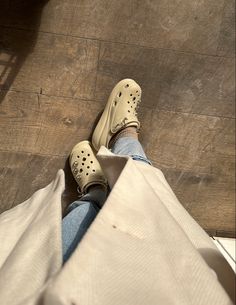 Bone Crocs Outfit, Crocs Baya, Sneaker Outfits Women, Hijabi Fashion, Sneakers Outfit, Insta Photo Ideas, Simple Outfits