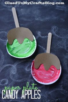 two paper plate candy apples are sitting on a chalkboard with the words paper plate candy apples