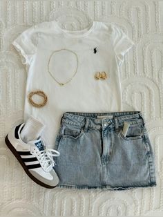 #summer #summeroutfits #summeroutfitideas #outfitinsposummer #outfit #outfitinspo #sambas #sambaoutfitas #adidas #spezials #denimskirt #goingoutoutfit #adidasshoestyled #sambasstyled #spezialsstyled #springoutfits #summeroutfitinspo #backtoschooloutfits #notmypicture Sambas White, Adidas Spezials, Looks Hippie, Adidas Samba Outfit, Looks Pinterest, Downtown Outfits