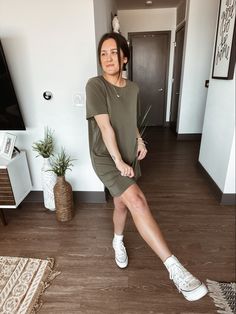 Green tshirt dress with white platform high top converse. Dress With Converse, Tshirt Dress Outfit, Casual Spring Outfit, Converse Outfit, Midsize Outfits, Spring Look