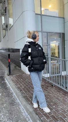 Autumn Outfits Puffer Jacket, Cold Winter Outfits Nyc, Autm Outfit Aesthetic, Winter North Face Outfits, North Face Down Jacket, Layer Jackets Outfit, Cold Girl Aesthetic Outfit, Boston Weather Outfits, New York City Fashion Street Style