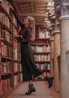 Library Photo Shoot Aesthetic, Cute Library Outfits, Library Style Outfit, Library Girl Aesthetic Outfit, Library Senior Pictures, Girl In Library Aesthetic, Library Outfits Aesthetic, Reading Photoshoot