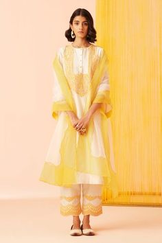 Shop for Sureena Chowdhri Ivory Bliss Silk Chanderi Kurta Palazzo Set for Women Online at Aza Fashions Sureena Chowdhri, Pink Anarkali, Kurta Palazzo Set, Chanderi Dupatta, Palazzo Set, Casual Party Dresses, Crochet Buttons, Ivory Silk, Organza Dupatta