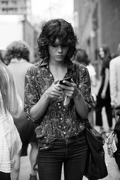 Wavy/Curly Fringe Steffy Argelich, Short Bobs With Bangs, The Sartorialist, 2015 Hairstyles, Bob With Bangs, Curly Hair With Bangs, Short Hair With Bangs, Short Curly Hair, Grunge Hair