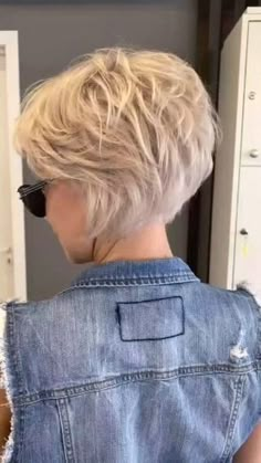 Short Stacked Hair, Short Spiky Hairstyles, Chic Short Hair, Thick Hair Cuts, Stylish Short Hair, Layered Haircuts For Medium Hair, Chin Length Hair