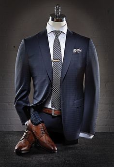 Mens Suit, Necktie, Tie Bar, and Dress Shoes. Stylish menswear inspiration for the Fall. Fashion Poncho, Terno Slim Fit, Terno Slim, Gentlemen Wear, Herren Style, Sharp Dressed Man, Men’s Suits, Suit Style, Mens Fashion Suits