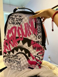 Spray poetry Cute Sprayground Backpack, Sprayground Backpack Aesthetic, Pink Sprayground Backpack, Bookbag Aesthetic, Spray Ground Backpack, Sprayground Bag, Crocs With Charms, Sprayground Backpack, Pretty Backpacks