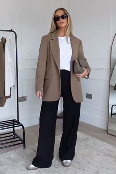 Grey With Beige Outfit, Dark Beige Blazer Outfit, Tan Tailored Pants Outfit, Sales Outfits For Women Business, Office Outfits Women Winter 2024, 50 Degree Weather Outfit Fall Work, Baggy Blazer Outfit, Office Smart Casual Women, Cream Jeans Outfit Fall