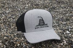 𝗗𝗢𝗡❜𝗧 𝗧𝗥𝗘𝗔𝗗 𝗢𝗡 𝗠𝗘 𝗚𝗔𝗗𝗦𝗗𝗘𝗡 𝗙𝗟𝗔𝗚: (Color: Grey/Black) Show your patriotism with this high-quality embroidered Gadsden flag baseball hat. Durable and made of the highest quality materials. NOT flimsy cheap material. 𝗢𝗡𝗘 𝗦𝗜𝗭𝗘 𝗛𝗜𝗧𝗦 𝗠𝗢𝗦𝗧: Hat is standard size, with a mid-crown depth. It has a snapback adjustment, and its stiff backing will mold to your head. 𝗩𝗘𝗡𝗧𝗜𝗟𝗔𝗧𝗘𝗗 𝗠𝗘𝗦𝗛 𝗕𝗔𝗖𝗞: Our elegant designed snapback cap has mesh at their back for the v Gadsden Flag, Baseball Snapback, Black Flag, Frappe, Baseball Hat, Snapback Cap, Snapback Hat, Trucker Cap, Snapback Hats