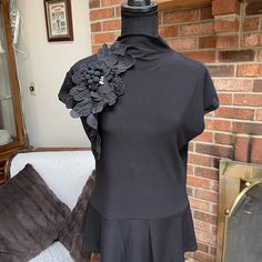 Frank Lyman Black Floral Solid Cap Sleeve Blouse In Excellent Condition With Back Zipper And Flounce Bottom. Black Fitted Top For Formal Occasions, Black Fitted Formal Top, Formal Black Fitted Blouse, Cap Sleeve Blouse, Cap Sleeves Blouse, Cap Sleeve, Black Floral, Cap Sleeves, Sleeve Blouse