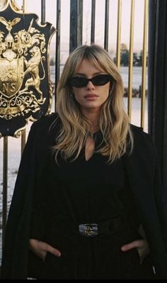 Dark Femininity | Fashion & Beauty | Entrepreneurship | Feminism | Self-Care Blonde Hair Inspiration, Haircuts Straight Hair, Dream Hair, Marie Antoinette, Aesthetic Hair, Layered Hair, Hairstyles With Bangs