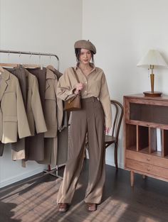 Old Money Aesthetic Outfit Classy, Old Money Outfits Medium Size, Old School Women Outfits, Old Money Fashion Women Winter, Beige Classy Outfit, True Old Money Style, Old Money Aesthetic Outfit Female, Old Money Fall Outfits Aesthetic, Old Money Women Fashion