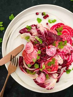 Adoro Chioggia! Without this small fishing village in northern Italy, we wouldn’t have this raw beetroot salad. The sweetness from the Chioggia beetroot and the bitterness from the Chioggia radicchio provides for a sophisticated light side. Raw Beetroot Salad, Pickled Mushrooms Recipe, Raw Salad Recipes, Vegan Quinoa Salad, Side Salad Recipes, Easy Salad Dressing, Greek Salad Recipes, Beetroot Salad, Slow Cooked Lamb