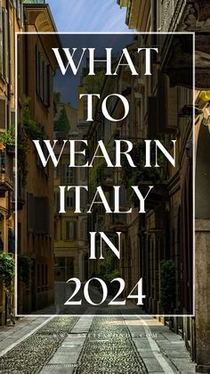 an alley way with the words what to wear in italy in 2014 on top of it