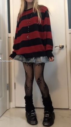 Plaid Mini Skirt Outfit Grunge, Girly Grunge Outfits Fall, Alt Style Clothing, Cold Weather Alt Outfits, Devilcore Outfits, Goticas Aesthetic Outfit, Let Warmer Outfits, Alt Outfits Winter, Punk Outfits For Women