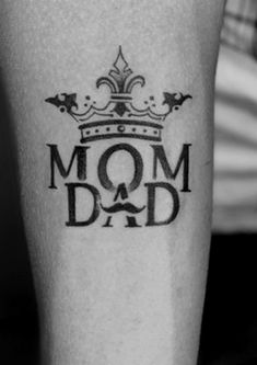 a black and white photo of a man with a tattoo on his leg that says mom dad