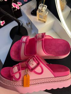 Dr Shoes, Trendy Shoes Sneakers, Pretty Shoes Sneakers, Shoes Outfit Fashion, Heels Classy, Hype Shoes, Girly Shoes