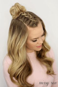 White Girl Braids, Half Bun Hairstyles, Curly Prom Hair, Prom Hair Medium, Braided Top Knots, Mohawk Braid, Top Knot Hairstyles, Open Hairstyles, Makijaż Smokey Eye