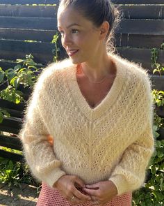 It’s Like That Sweater English Popknit knitting pattern Twist And Shout, Lace Knitting Patterns, Raglan Pullover, Lang Yarns, Crochet Woman, Mohair Sweater, Sweater Knitting Patterns, Work Tops, Knit Outfit