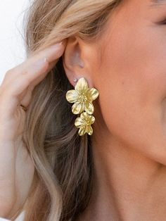 DETAILS
Composition: 100% Alloy Flower Earrings Gold, Flower Drop Earrings, Golden Earrings, Jewelry Accessories Ideas, Prom Jewelry, Classy Jewelry, Jewelry Lookbook, Girly Jewelry, Floral Earrings