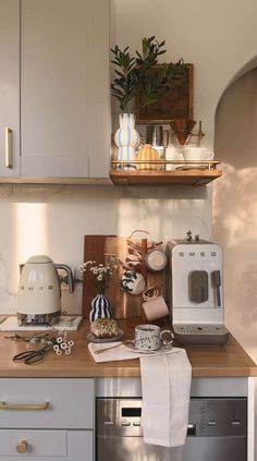 the kitchen counter is clean and ready for us to use