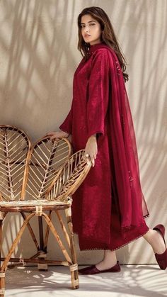 How To Style Red Kurti, Maroon Kurta Woman, 3 Piece Suits For Women Pakistani, Eid Dress Inspo Pakistani, Casual Eastern Wear, Maroon Suit Women Indian, Maroon Dress Indian, Maroon Pakistani Suit, Casual Suits Women Indian