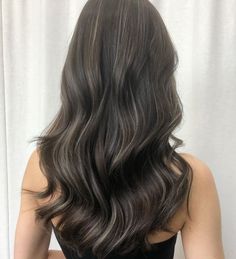 Foil highlights help upgrade the color of your hair and also add more texture and depth to your hairdo too🙌 Japanese Hair Highlights, Asian Hair Color Balayage, Korean Highlights Hair Color, Highlights For Black Hair Asian, Dyed Dark Hair, Korean Balayage Hair, Korean Highlights, Japanese Hair Color