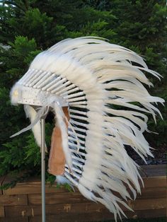 Medium Indian Headdress Replica made with white rooster feathers and cream stone in the frontThis great adult headdress is entirely handmade and truly adorable. Perfect photography prop for your special ocasion.Ties in the back for a perfect fit. This will be precious for your costume, or even room decor.Head circumference: 59 centimeters / 23 inches✈️ Worldwide shipping🐤 I only use authentic feathers⛺️ I guarantee highest quality, 100% hand-crafted White Ostrich Feather Headpiece With Feather Trim, Bohemian White Headpiece For Festival, White Rooster, Perfect Photography, Black Rooster, Cream Stone, Indian Headdress, Rooster Feathers, Real Turquoise