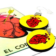 Heart Earrings: La Loteria el corazon Heart Earrings. Hand painted handmade Mexico Loteriart jewelry. Aretes de corazon pintados a mano de la Loteria Mexicana. Wearable Art. Mexico Folk Art to Wear by Fridamaniacs for Fridalovers. Frida Kahlo inspired jewelry for Girls Loteria Jewelry, Loteria Costume, Mexican Loteria, Diy Jewlery, Mexican Jewelry, Wood Acrylic, Art To Wear, Artisan Design, Box Ideas