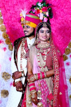 Wedding Couple Poses Photography Indian, Wedding Shoot Indian, Sadi Pose Indian Fashion, Couple Wedding Dress Indian Hindu, Mehndi Groom, Indian Bride Photography, Photography Poses Indian, Wedding Dulhan Pose, Engagement Dress For Groom